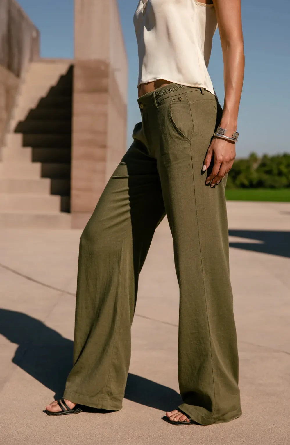 vue profil pantalon jambe fluide longueur pleine style decontracte