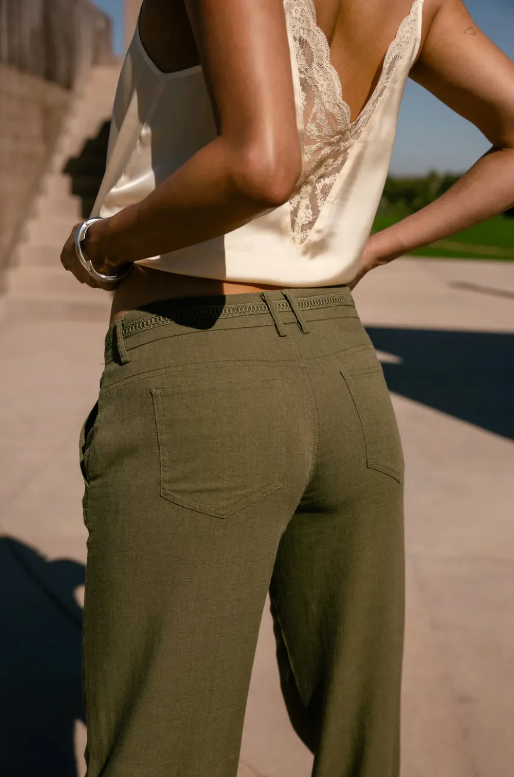 detail dos pantalon taille ajustee matiere legere finition propre
