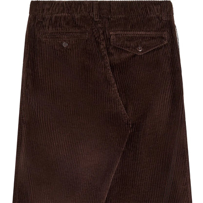 Détail de la poche arrière boutonnée et de la texture côtelée du pantalon Bask in the Sun Pablo Chocolate
