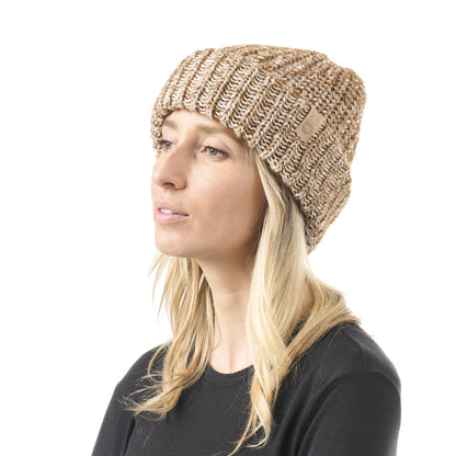 Bonnet Picture Organic Clothing Birsay Beanie Pure Cashmere porté de trois-quarts, maille chinée beige et coupe Mid Profile