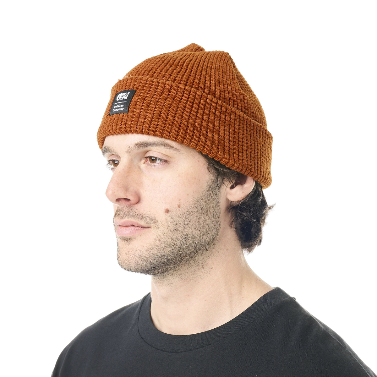 Bonnet unisexe Picture Organic Clothing York Beanie Camel Coffee porté de face, maille gaufrée marron et étiquette logo sur le revers