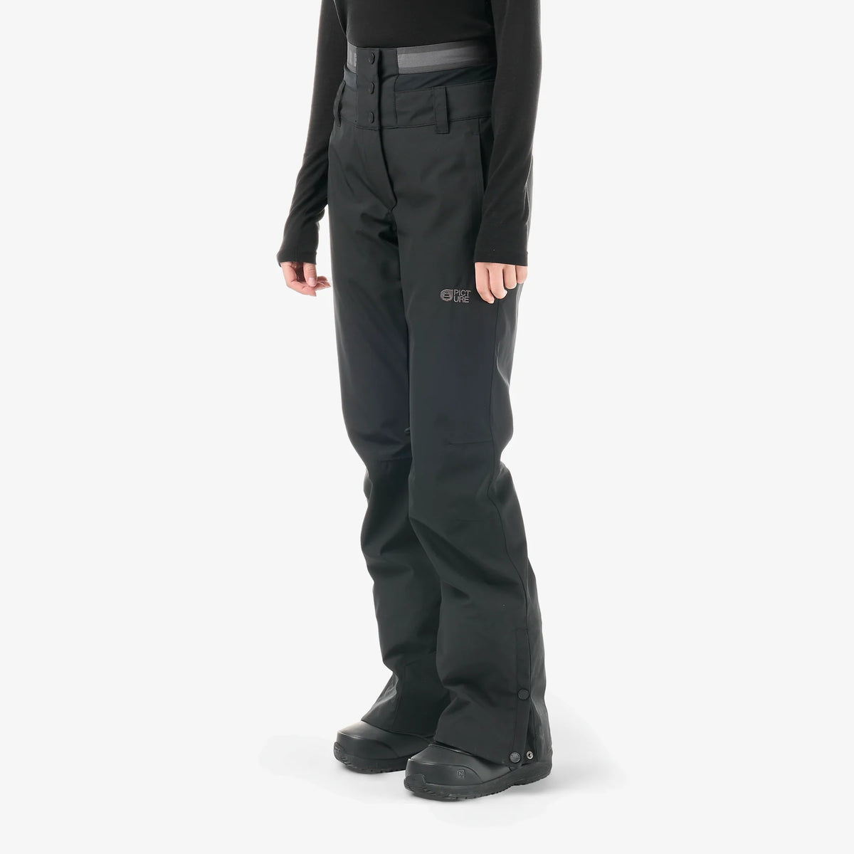 Pantalon femme Picture Exa Black porté de profil, silhouette droite et poches latérales visibles