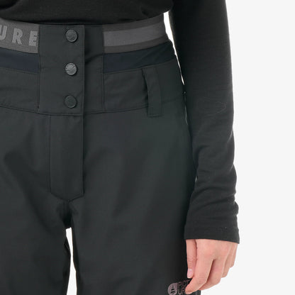 Détail de la taille du Picture Exa Black avec fermeture à boutons, passants et construction ergonomique