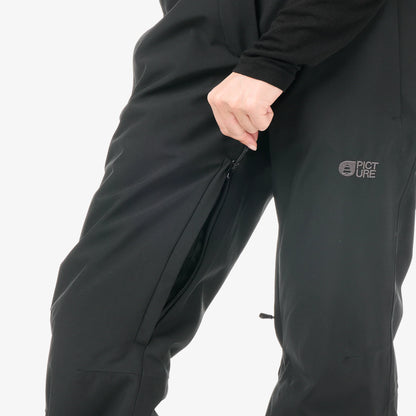Gros plan sur la cuisse du pantalon de ski Picture Exa Black avec poche zippée et finition noire