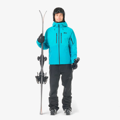 Tenue de ski homme avec veste Picture Goods JKT Capri Breeze portée de face, pantalon noir et coupe technique