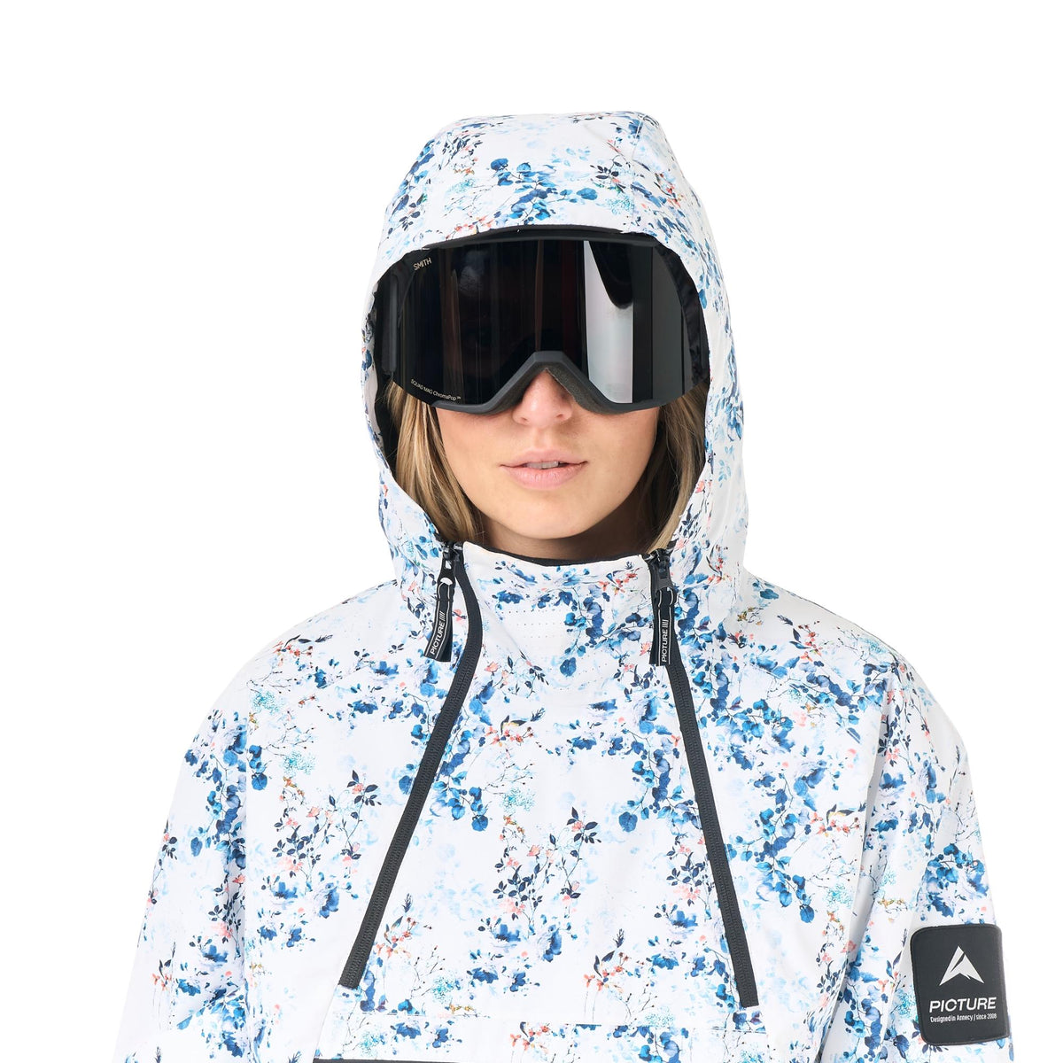 Capuche relevée de la veste de ski Picture Luma 1/4 Zip Schrubby Print portée avec masque de ski