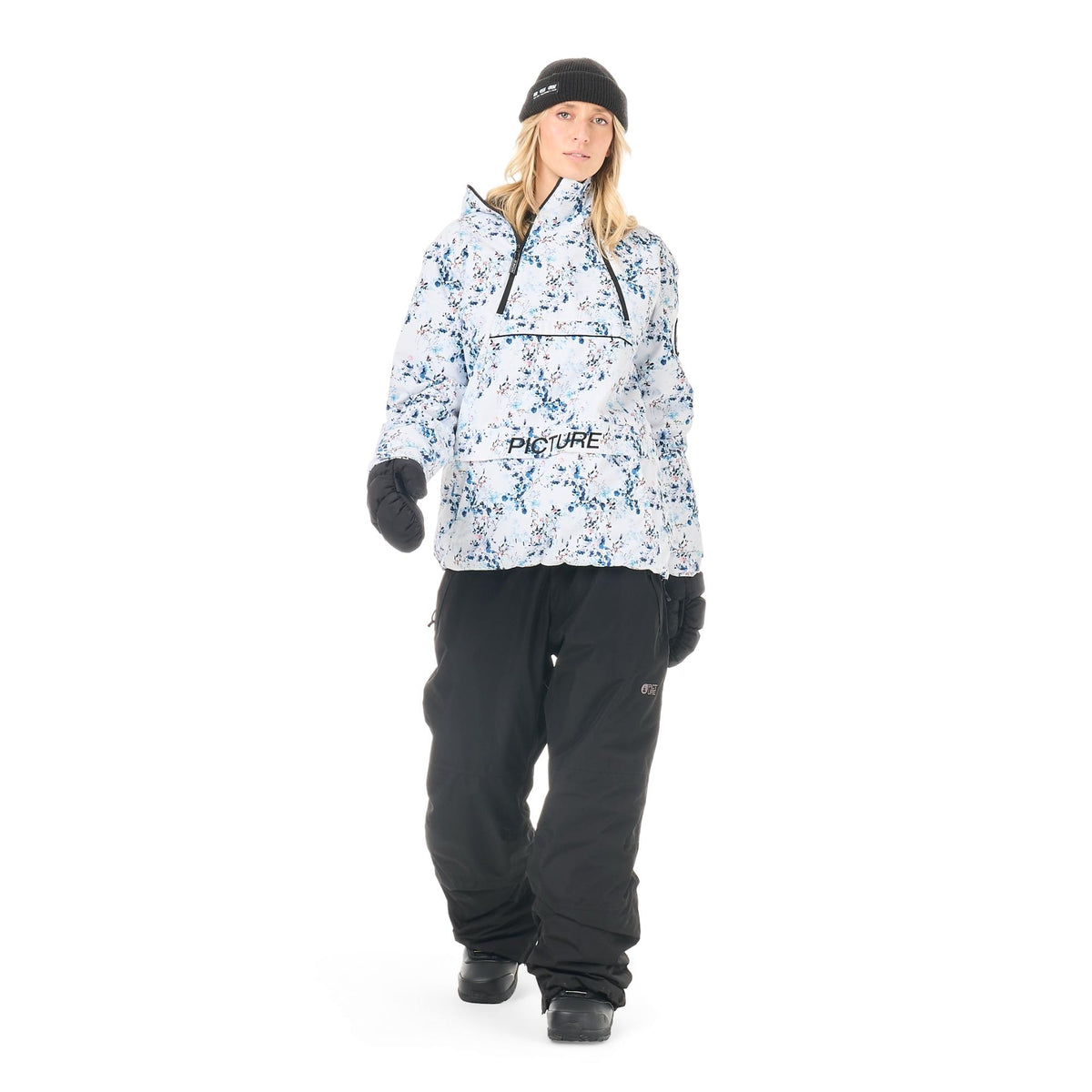 Veste de ski femme Picture Luma 1/4 Zip Schrubby Print portée en pied avec pantalon noir, aperçu de la coupe Relaxed