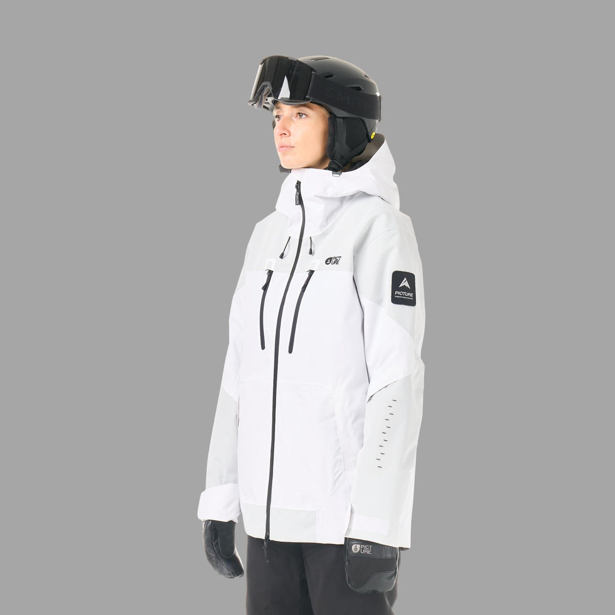 Veste femme Picture Orakoon JKT Brillant White portée de trois-quarts, aperçu de la coupe et du col montant