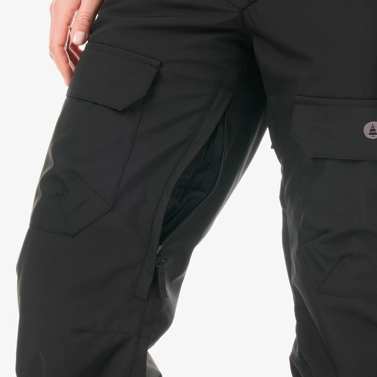 Aération zippée sur la cuisse du pantalon Picture Treva Black, détail de l’ouverture de ventilation