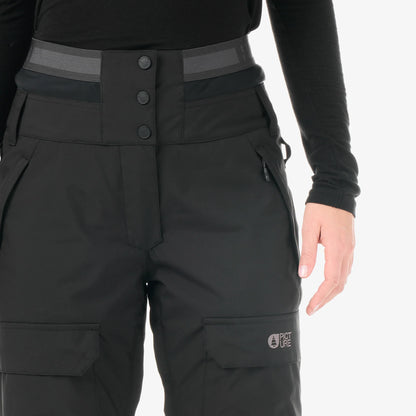 Détail de la taille du pantalon Picture Treva Black avec ceinture élastiquée, passants et fermeture frontale