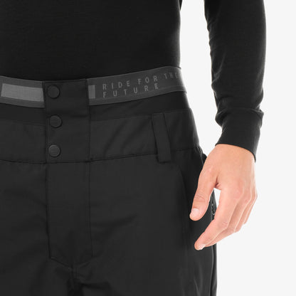 Gros plan sur la taille du Picture Object Black avec fermeture à boutons, passants et ceinture intérieure