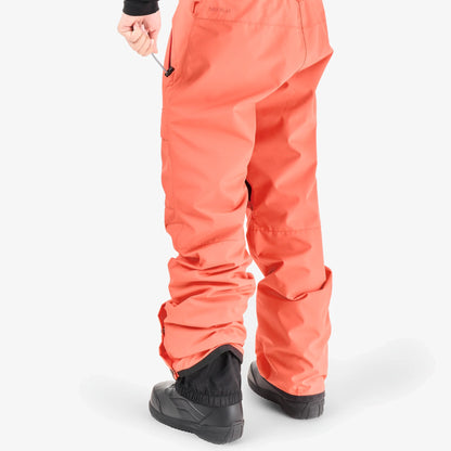 Bas de jambe du pantalon de snowboard femme Picture Treva Pants Living Coral porté avec boots, volume et finition du bas