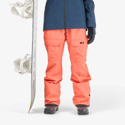 Pantalon de ski femme Picture Treva Pants Living Coral porté de face avec veste bleu marine, silhouette complète