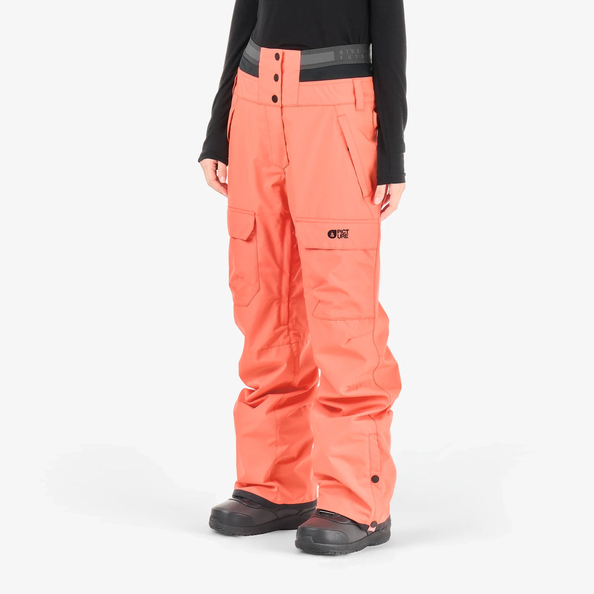 Pantalon femme Picture Treva Pants Living Coral porté de trois-quarts, détail des poches et de la coupe