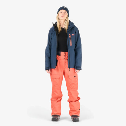Tenue de ski femme avec pantalon Picture Treva Pants Living Coral et veste bleu marine portée de face