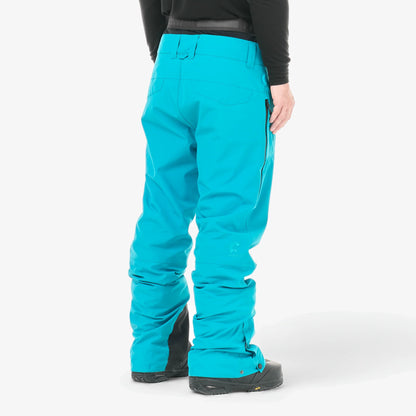 Dos du pantalon homme Picture Object Pants Capri Breeze porté avec boots de snowboard, coupe droite et taille ajustée