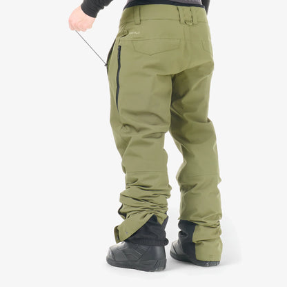 Dos du pantalon homme Picture Object Pants Olivine porté avec boots de snowboard, aperçu de la coupe et du bas de jambe renforcé