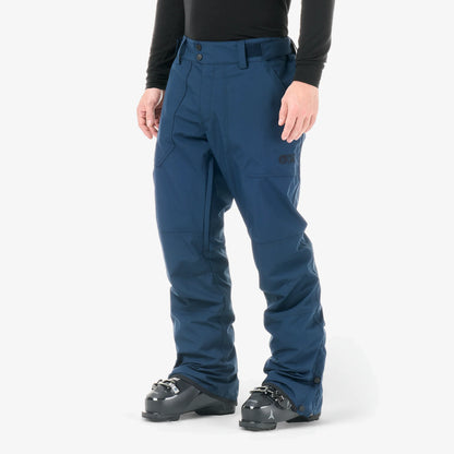 Pantalon homme Picture Plan Pants Dress Blues porté de face, aperçu de la coupe droite et du volume sur les chaussures de ski