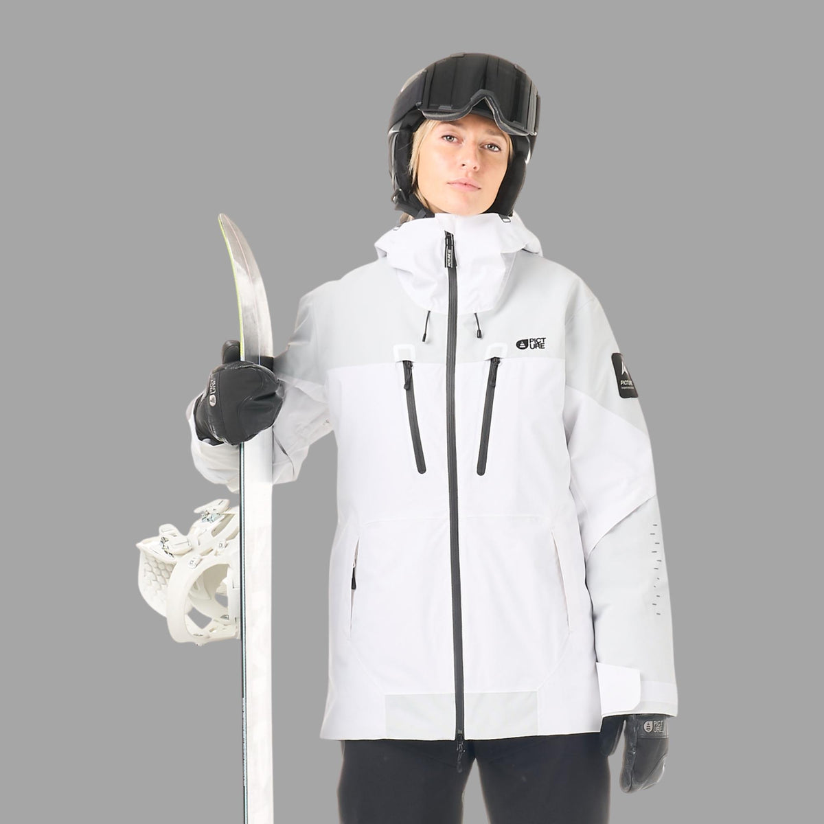 Veste de ski et snowboard femme Picture Organic Clothing Orakoon JKT Brillant White portée de face, coupe Regular et coloris blanc