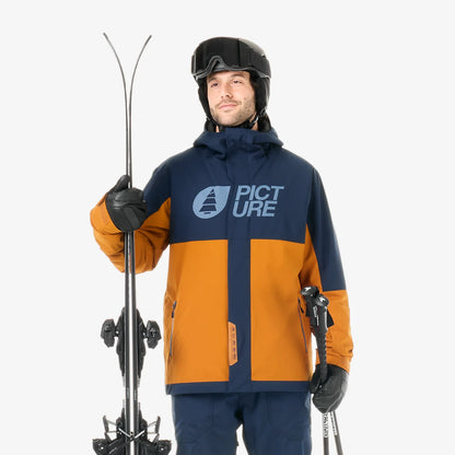 Veste de ski homme Picture Basement Jacket Camel Coffee portée avec skis, aperçu de la coupe Regular
