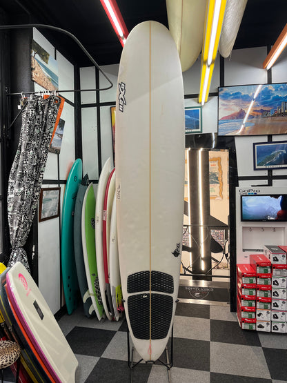 vue de face longboard de surf blanc avec pad noir 