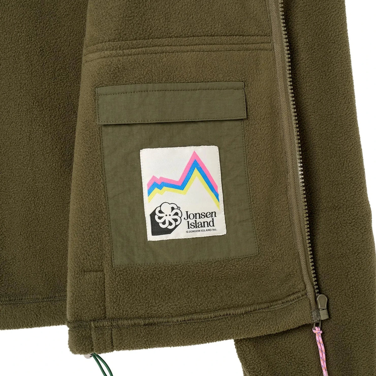 Gros plan sur la poche latérale, patch montagne multicolore et logo pieuvre Jonsen Island, lignes vertes et roses
