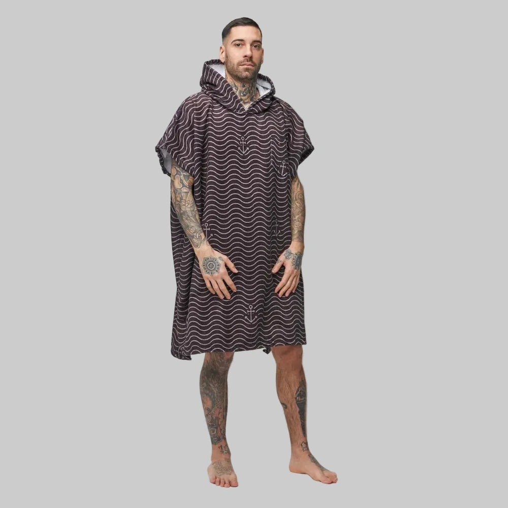 ponho surf en eponge noir avec vagues grise porte par homme vue de face