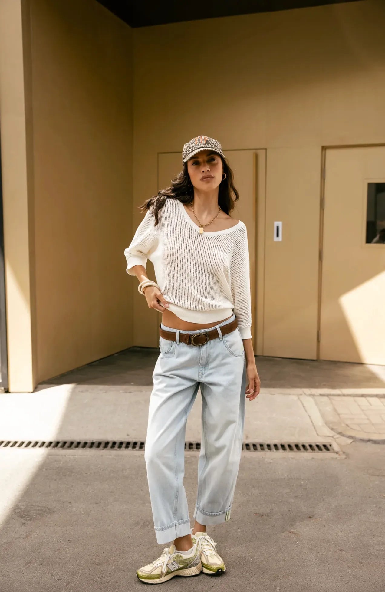 pull femme off white maille ajouree tenue ete silhouette jean