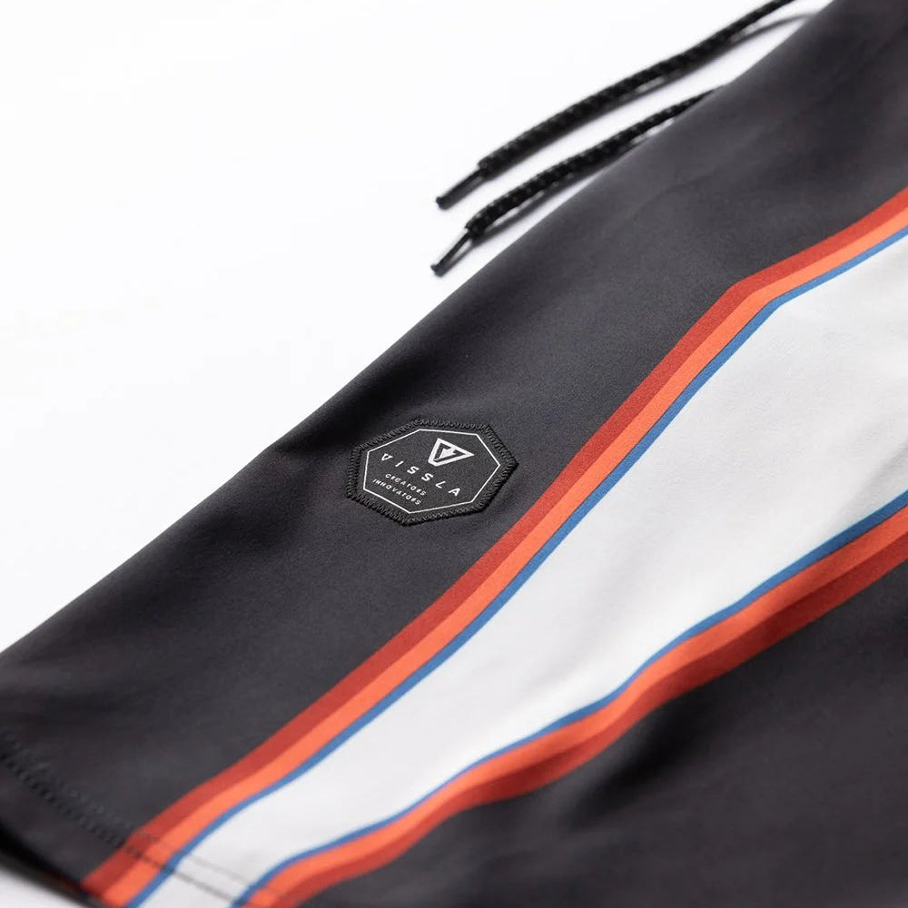 zoom patch brodé vissla et bandes  latérales rouges et oranges