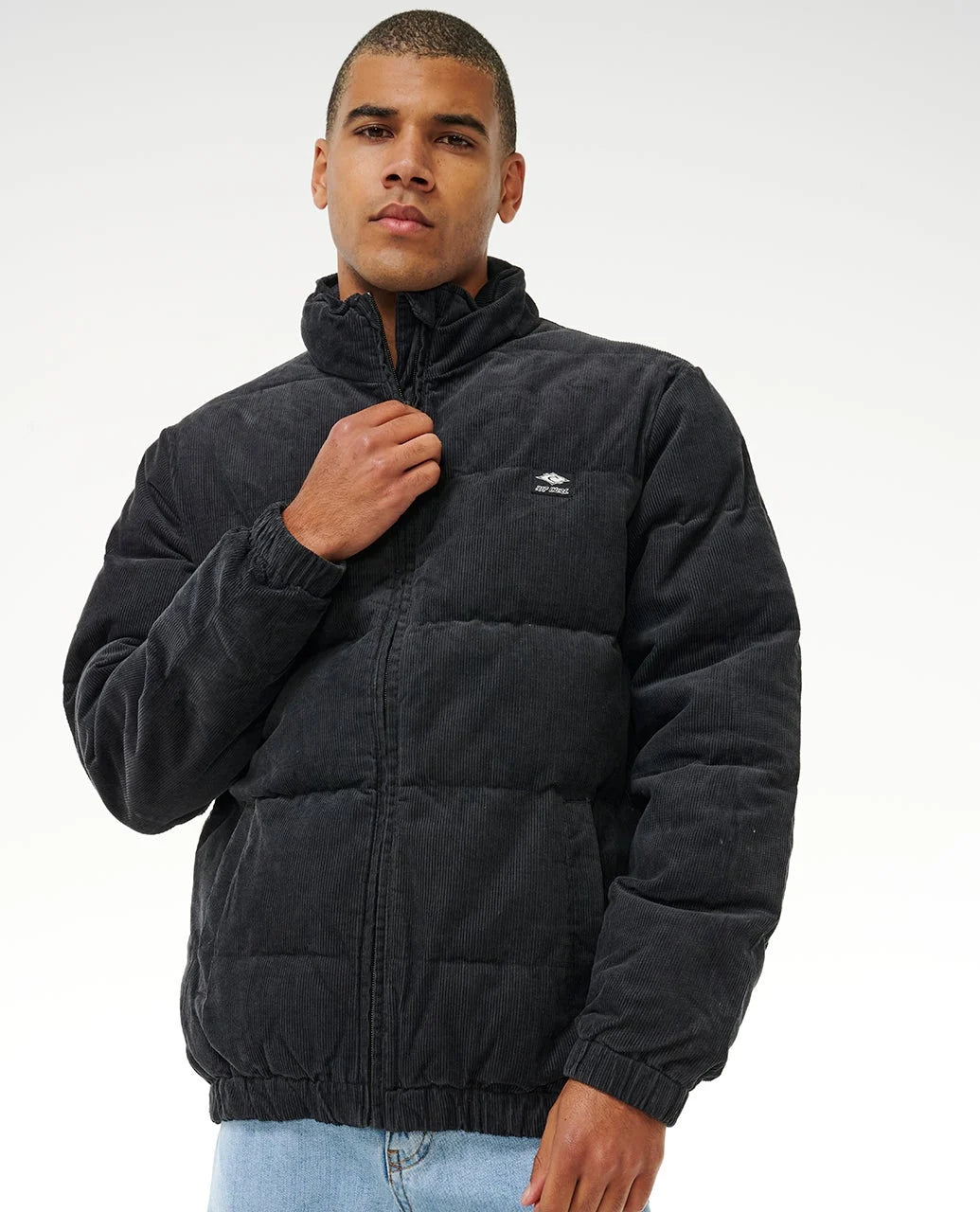 Blouson matelassé porté col relevé, volumes rembourrés sur le buste et manches terminées par des poignets élastiqués