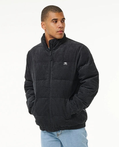 Vue trois-quarts du Rincon Cord Puffer, col montant zippé et poches latérales intégrées au matelassage