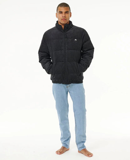 Silhouette entière avec veste surfwear Rip Curl noire, coupe ample, taille élastiquée et poches mains