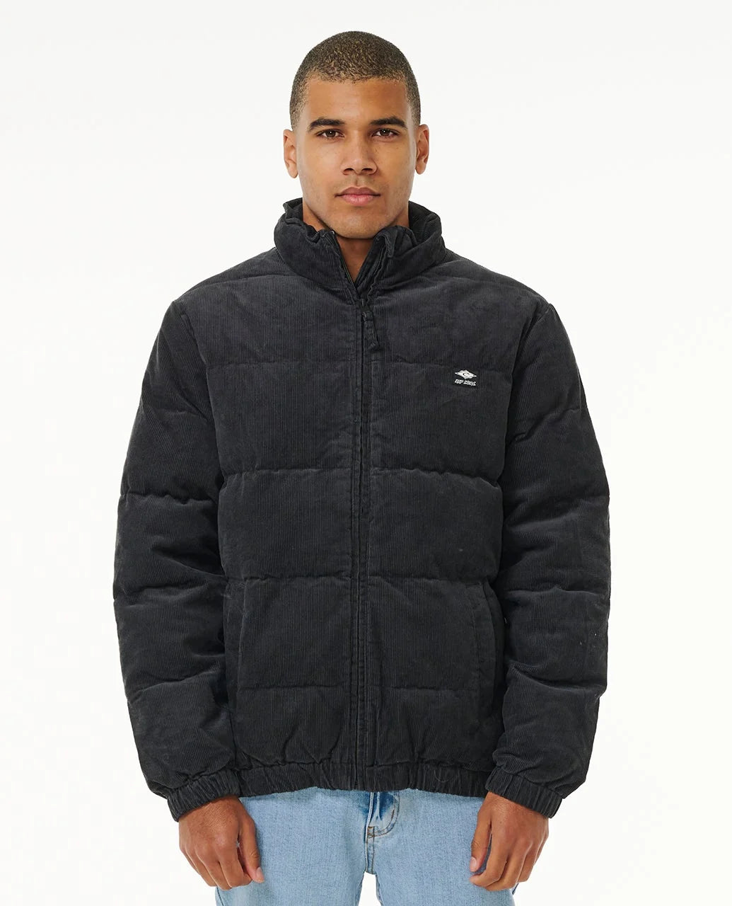 Blouson Rip Curl Rincon Cord Puffer noir délavé porté de face, matelassage horizontal et petit logo poitrine