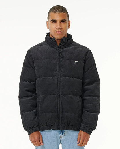 Blouson Rip Curl Rincon Cord Puffer noir délavé porté de face, matelassage horizontal et petit logo poitrine