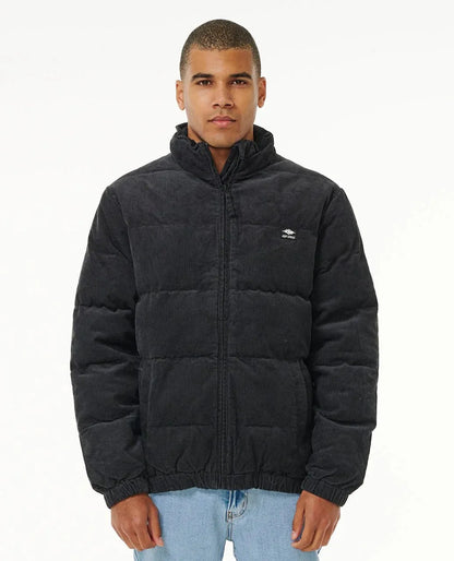 Blouson Rip Curl Rincon Cord Puffer noir délavé porté de face, matelassage horizontal et petit logo poitrine