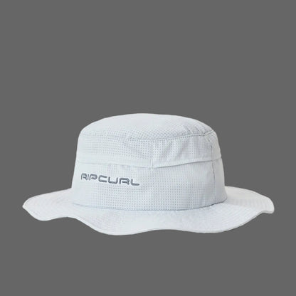 Chapeau Rip Curl Vaporcool Aerotech Chrome vu de face, modèle clair avec bord souple et logo discret