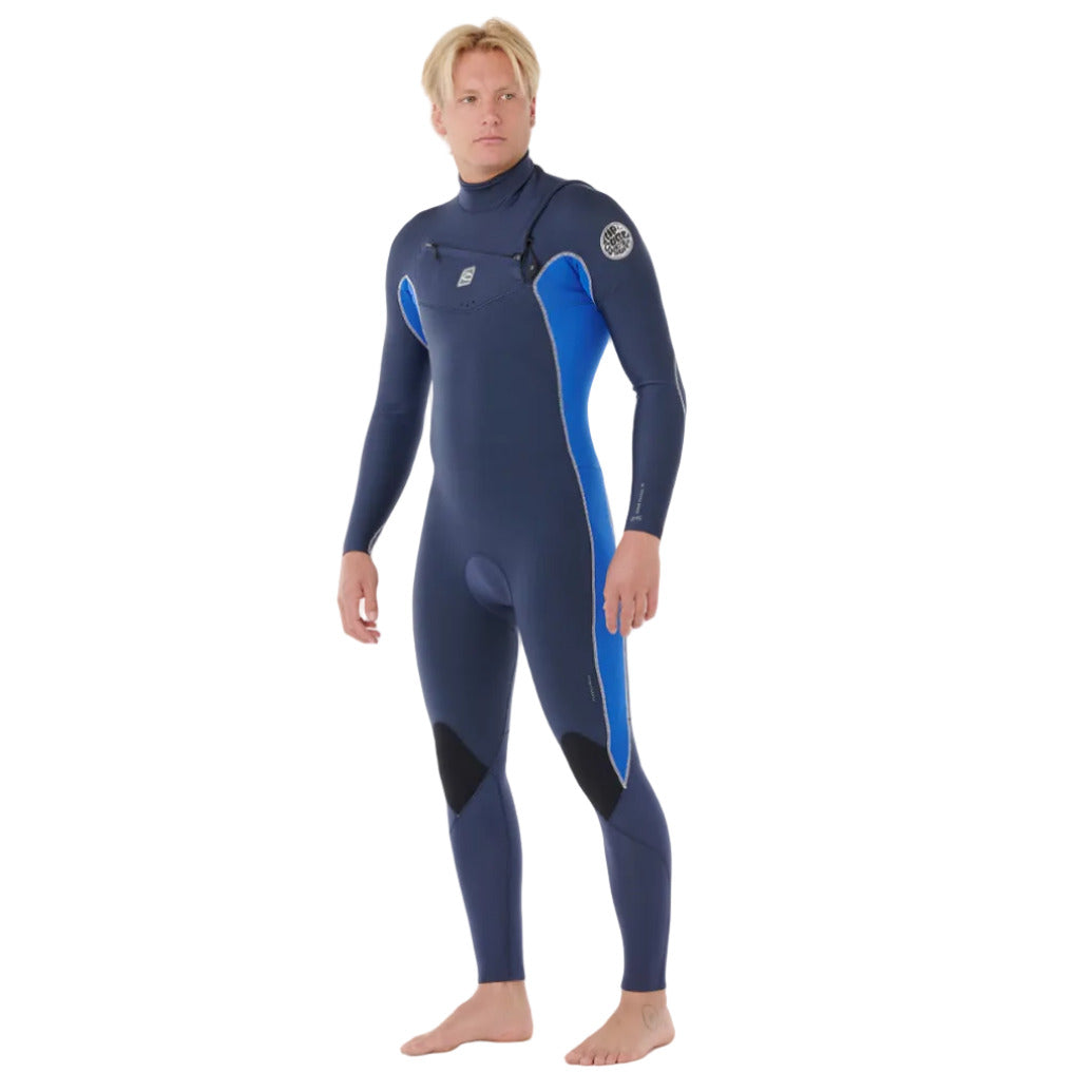 Combinaison surfwear Rip Curl Dawn Patrol CZ 5/3 portée de trois quarts, panneaux bleu marine et bleu vif avec renforts noirs