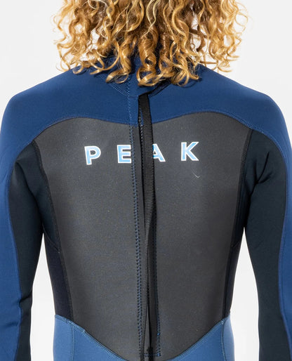 Gros plan du haut du dos Rip Curl, lettrage PEAK bleu au-dessus de la fermeture zippée verticale