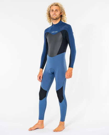 Portée de trois quarts, la combinaison homme associe buste noir, manches bleu marine et jambes bleu clair