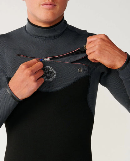 Gros plan sur l’ouverture Chest Zip et le panneau poitrine, avec fermeture horizontale et emblème circulaire