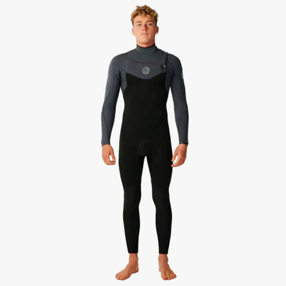 Combinaison surfwear Rip Curl Flashbomb 4/3 noire et grise portée de face, coupe intégrale à manches longues