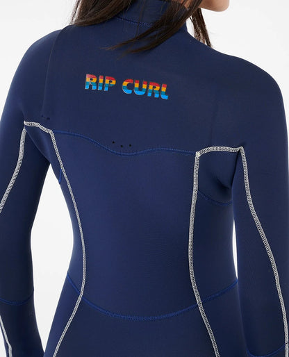 Détail du logo Rip Curl rétro années 70 multicolore sur le haut du dos de la combinaison bleu marine