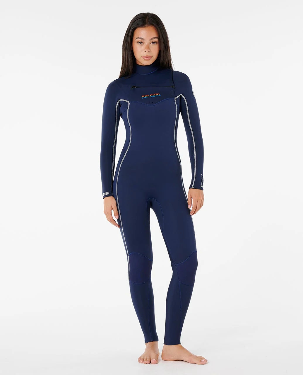 Combinaison surfwear Rip Curl Dawn Patrol CZ 4/3 bleu marine portée de face, avec coutures claires et logo poitrine discret