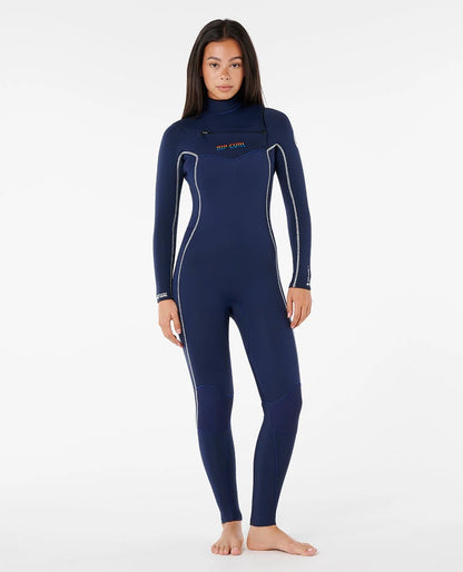 Combinaison surfwear Rip Curl Dawn Patrol CZ 4/3 bleu marine portée de face, avec coutures claires et logo poitrine discret