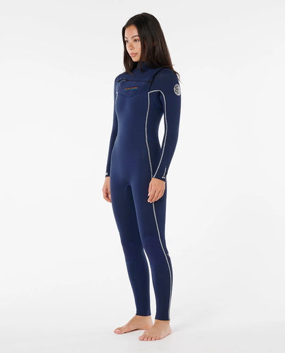 combinaison chaude pour femme Dawn Patrol 4/3 portée en pied de profil, coupe intégrale bleu marine 
