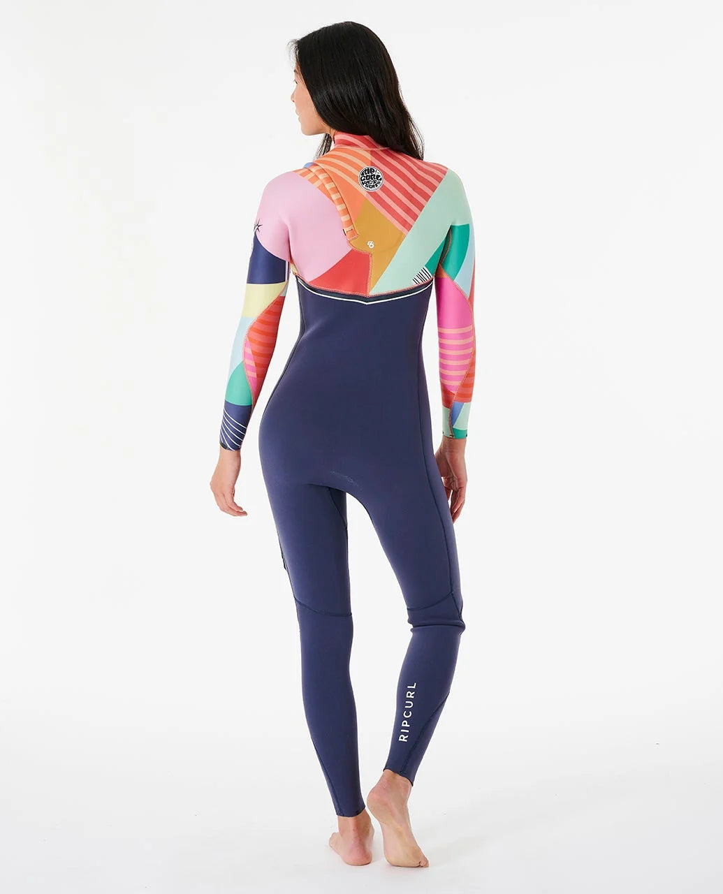 De dos, la E-Bomb 3/2 associe un grand panneau graphique rose, orange, vert et bleu à des jambes bleu marine