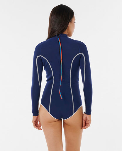 Vue de dos du shorty femme Rip Curl G Bomb Navy montrant le zip dorsal, les manches longues et les lignes contrastées
