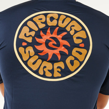 Dos du tee-shirt lycra Rip Curl Pacific Rinse Navy avec grand logo Rip Curl Surf