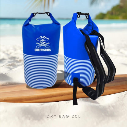 Sac étanche Surfpistols 20L bleu raye mariniere avec bretelles sur planche de paddle en bord de mer