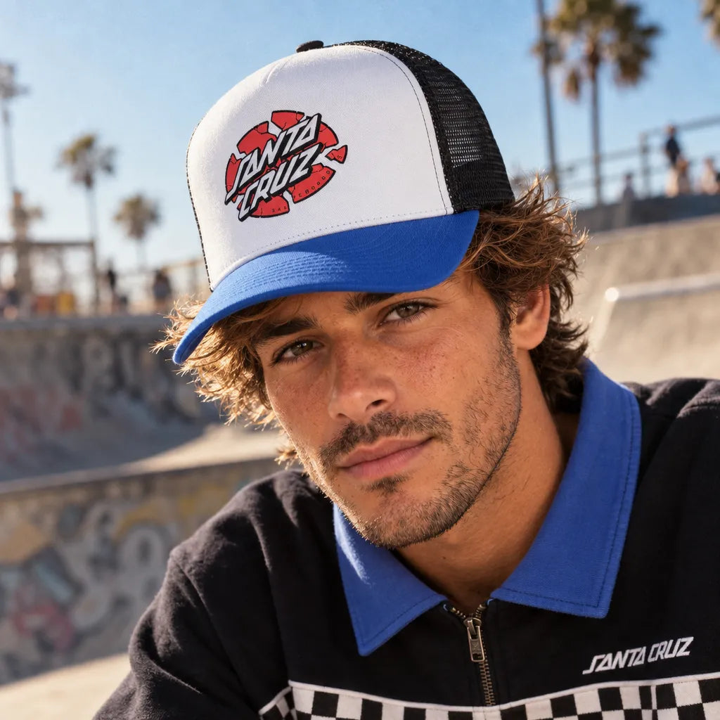 casquette blanche et bleue broken dot santa cruz portée par un homme au skatepark